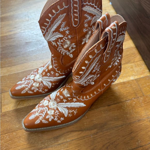 Women’s Embroidered Tan Western Boots - Picture 2 of 2